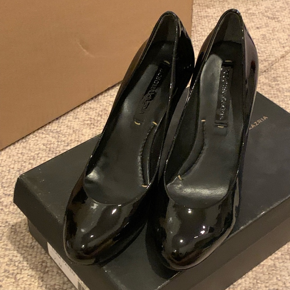 BCBGMAXAZRIA black patent size 7 pumps